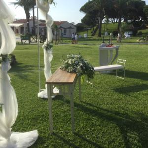 Centros florales en boda en el jardín del Parador de Mazagón