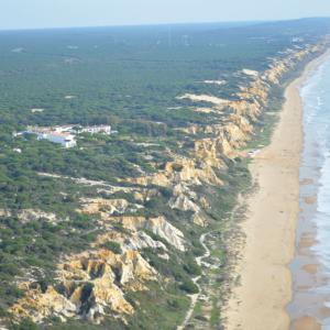 Vista aérea del Parador de Mazagón y la playa