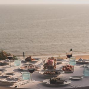 Comida en la terraza del restaurante del Parador de Mazagón