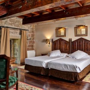 Dos camas y vigas de madera en Habitación Doble Superior del Parador de Olite
