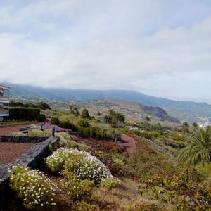 Vista panorámica del valle con el Parador de La Palma a un lado