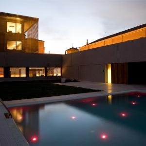 Vista nocturna de la piscina del Parador de Alcalá de Henares