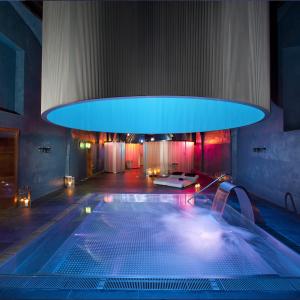 Piscina del spa del Parador de Alcalá de Henares