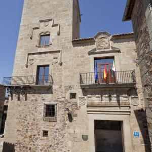 Fachada y entrada del Parador de Cáceres