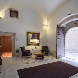 Puerta lateral del Parador de Cáceres