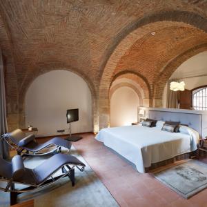 Habitación doble superior de matrimonio con hidromasaje y salón del Parador de Cáceres