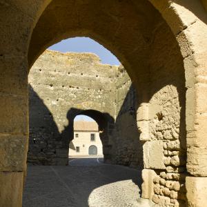 Arcos de piedra en los exteriores del Parador de Carmona