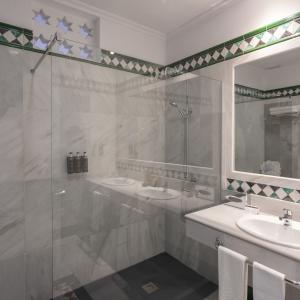 Baño de habitación Junior Suite del Parador de Guadalupe