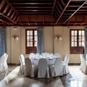 Salón con montaje de banquete del Parador de La Palma