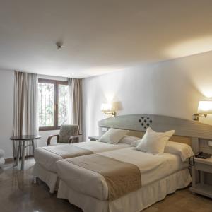 Habitación doble estándar con dos camas en el Parador de Melilla