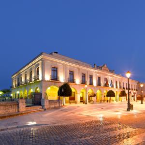 El Parador desde el otro lado de la calle de noche