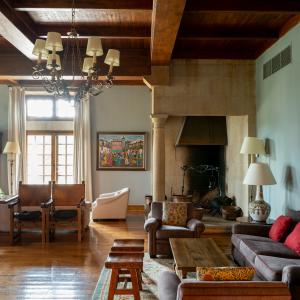 Salón con chimenea del Parador de Verín