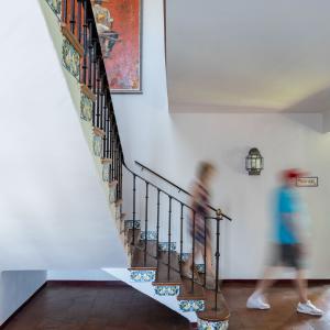 Bajada de clientes por escalera del Parador de Albacete