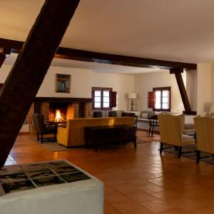 Salón de clientes con chimenea del Parador de Albacete