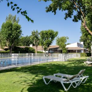 Zona de césped de la piscina del Parador de Albacete