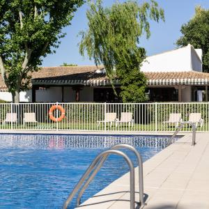 Piscina con el Parador de Albacete al fondo