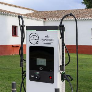 Cargador para coche eléctrico en el Parador de Albacete