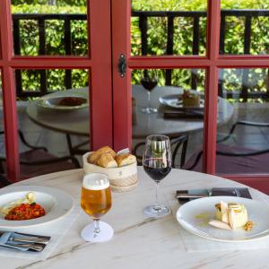 Montaje de mesa en la terraza de la cafetería del Parador de Albacete