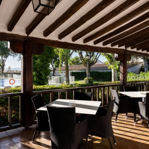 Terraza con vistas a la piscina del espacio gastronómico del Parador de Albacete