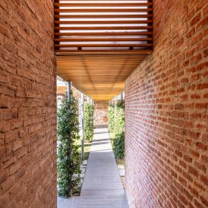 Acceso a centro de convenciones del Parador de Alcalá de Henares