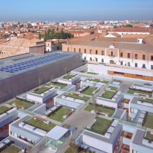 Vista aérea del Jardín Tallado y el Parador de Alcalá de Henares con la ciudad de fondo