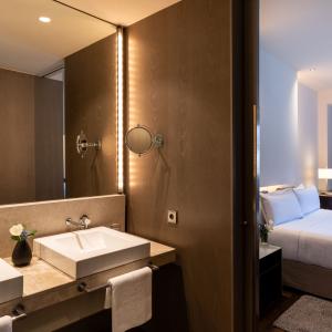 Baño de habitación estándar del Parador de Alcalá de Henares