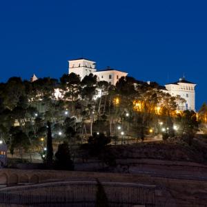 Vista nocturna del Parador de Alcañiz