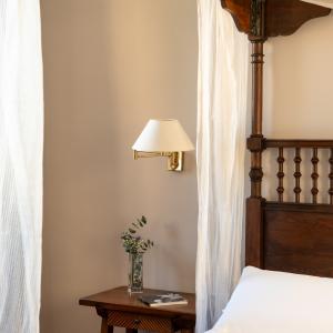 Detalle de cama con dosel del Parador de Alcañiz