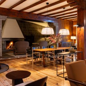 Salón de clientes con chimenea en el Parador de Bielsa