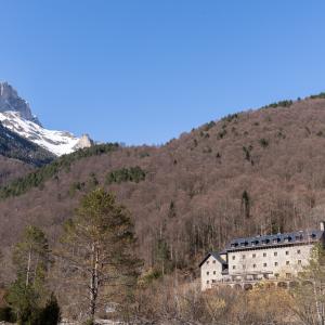 Imagen invernal panorámica del Parador de Bielsa