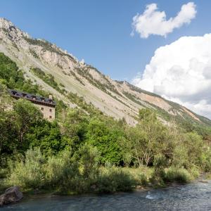 Vista desde el río del Parador de Bielsa