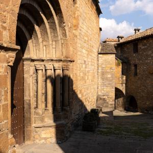 Pueblo Ainsa en el entorno del Parador de Bielsa