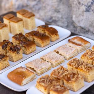 Detalle de dulcería regional del buffet de desayuno del Parador de Bielsa