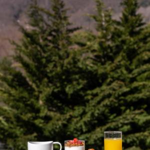 Detalle de desayuno completo en el Parador de Bielsa