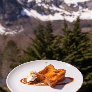 Torrija con cítricos con vistas en el Parador de Bielsa