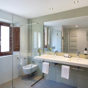 Baño de habitación doble estándar en el Parador de Cáceres