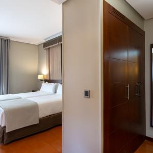 Vista general de habitación doble estándar en el Parador de Cáceres