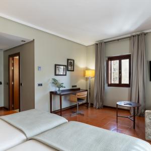 Vista parcial de habitación doble estándar en el Parador de Cáceres