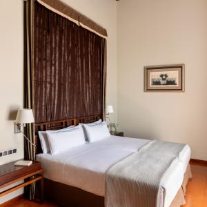 Detalle de cama con dosel en el Parador de Cáceres