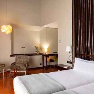 Habitación doble estándar con dosel en el Parador de Cáceres