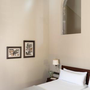 Habitación estándar con ventanuco en el Parador de Cáceres