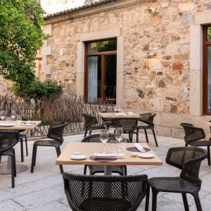 Mesas de la terraza del restaurante del Parador de Cáceres
