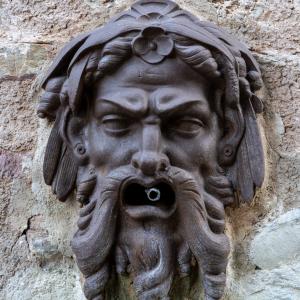 Detalle de fuente del patio del Parador de Cáceres