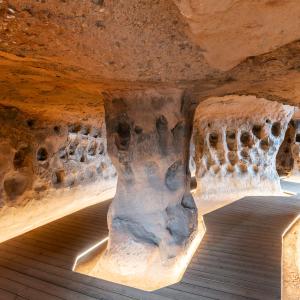 Interior de la cueva de los cien pilares cerca del Parador de Calahorra