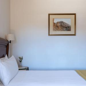 Vista lateral de cama de habitación del Parador de Las Cañadas del Teide