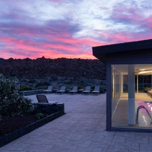 Piscina al atardecer en el Parador de Las Cañadas del Teide