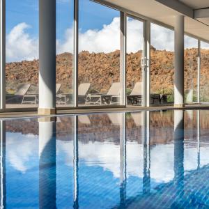 Detalle de piscina del Parador de Las Cañadas del Teide