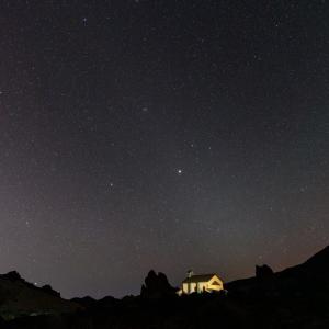 Cielo nocturno con estrellas en el entorno del Parador de Las Cañadas del Teide