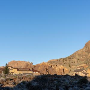 Juego de luces sobre el Parador de Las Cañadas del Teide