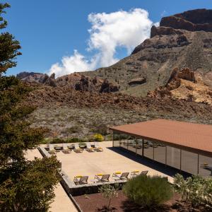 Zona exterior de la piscina del Parador de Las Cañadas del Teide